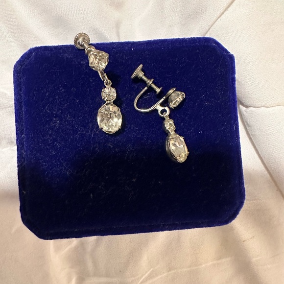 Elegant Vintage Rhinestone Earrings with screw backs - Picture 3 of 3